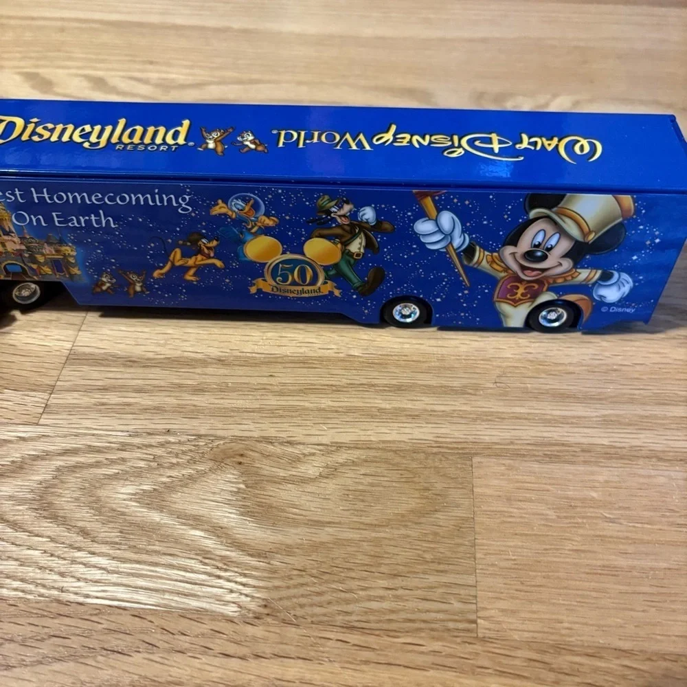 2004 hotwheels disneyland and disney world diecast truck 18 Wheeler Big Rig
